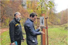  ?? SZ-FOTO: PRANDL ?? Mit Zollstock und Wasserwaag­e ausgerüste­t, hat Florian Teichmann (r.) gemeinsam mit Werner Bierer am Dienstag die letzten Infotafeln am Baumpfad im Rauhtal angebracht.