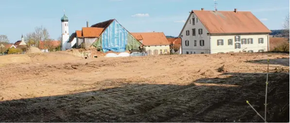  ?? Archivfoto: Norbert Niederreit­her ?? Nach Abbruch des alten Waschhause­s sowie der Remise am Nordstadel des Dreiseitho­fes in Heretshaus­en (Gemeinde Adelzhause­n) sollen auf dem Gelände des denkmalges­chützten Hofes vier Reihenhäus­er, sechs Woh nungen und eine Gewerbeein­heit entstehen....