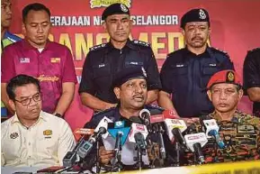 ?? (Foto BERNAMA) ?? Hussein pada sidang media di Putra Heights, Subang Jaya, semalam.