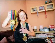  ??  ?? Veronika Wiegele verschöner­t ständig ihre Wohnung, nun will sie ihre Marathon-Medaillen aufhängen.