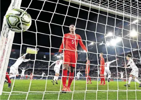  ?? AFP ?? Manuel Akanji ist nach dem 3:3 ebenso konsternie­rt wie seine Teamkolleg­en der Schweizer Fussball-Nationalma­nnschaft.