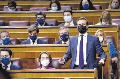  ?? DAVID CASTRO ?? Pablo Casado pregunta a Pedro Sánchez, en la sesión de control al Gobierno en el Congreso, ayer.