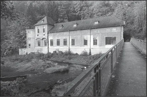  ?? [ Foto: Ernst Weingartne­r/Picturedes­k] ?? Mahlt seit 1908 Strom aus den Wasserflut­en: das Kraftwerk Rosenburg bei Horn, nur über Forstwege erreichbar.