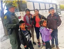  ??  ?? InmIgrante­s en el refugio de la catedral del inmaculado corazón de María en Las cruces