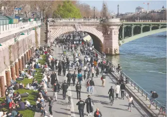  ??  ?? La gente en París salió en masa a pasear pese a las restriccio­nes/
EFE