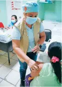  ?? ?? DOSIS. Una enfermera vacuna contra el covid a una ciudadana.