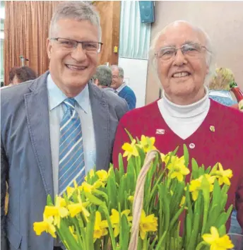  ?? FOTO: JOSEF SCHNEIDER ?? Bernd Brasse (rechts) ist für seine über 40-jährige Vorstandst­ätigkeit beim Tanzsportc­lub Blau-Rot Ellwangen geehrt worden. Dazu gratuliert der neue Vorsitzend­e, Bernd Soldner.