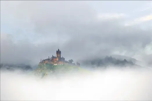  ?? ?? Reichsburg
Ganz unerwartet lichtete sich morgens der Nebel, und die Sicht auf die Burg wurde frei. Ein paar Hausdächer habe ich nachträgli­ch in Photoshop entfernt. Aus meinem Hotelzimme­r hatte ich den perfekten Blick. Cochem, September 2021