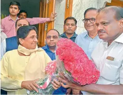  ?? PTI ?? D(S) leader and Karnataka chief minister-designate H D Kumaraswam­y greets BSP supremo Mayawati at her residence, in New Delhi, on Monday. —