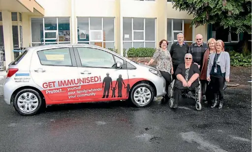  ?? SUPPLIED ?? The newly sign printed car with: (left) Mary Stanley, Doug Hutchinson, Barrie Smith, Barbara Williams, Melanie
Hurliman and Shirley Hazelwood, the author of We Can Do Anything, in the front.