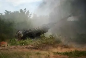  ?? Efrem Lukatsky/Associated Press ?? Ukrainian soldiers fire at Russian positions from a U.S.-supplied M777 howitzer on June 18 in Ukraine’s eastern Donetsk region.