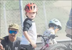 ?? ?? Owen Weggeland, 6, seems to study his competitor­s at the kids’ area course during the Sea Otter Classic.