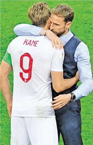  ?? BILD: SN/APA/AFP/MLADEN ANTONOV ?? Englands Coach Gareth Southgate tröstet Harry Kane.