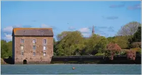  ??  ?? Les moulins à marée sont le symbole du passé agricole de l’estuaire. Certains étaient encore en activité au début des années 1920.