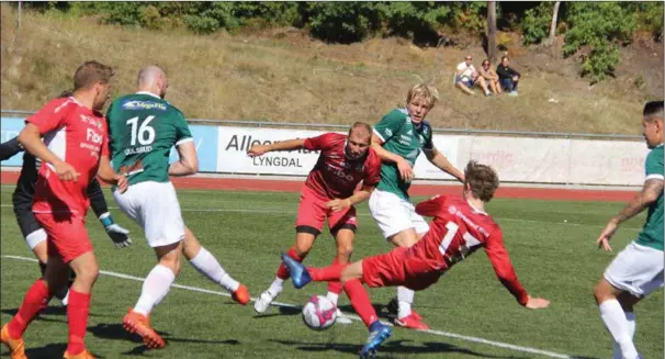  ??  ?? Sander Lundegaard (nr. 13) var der han skulle vaere da han økte til 5-0 for Lyngdal. I bakgrunnen står Espen Haegeland klar til å ta returen.