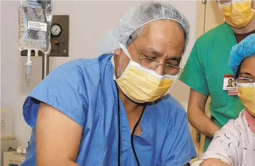  ?? ENID ALVAREZ/NEW YORK DAILY NEWS ?? Anesthesio­logist Dr. Alberto Velasco, seen here in a 2008 photo at Lincoln Hospital in the Bronx, was the subject of several lawsuits.