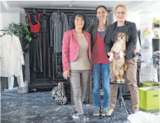  ?? FOTO: EVA-MARIE MIHAI ?? Walburga Ziegler, Elke Fuchs, Tanja Baker und Lola in dem neuen Tierschutz­shop in der Stuttgarte­r Straße.