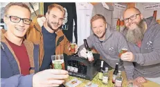  ??  ?? Die Kunden Simon Beerwerth (v.l.) und Maximilian Kaskens probierten die exotischen Kreationen von Dennis Pfahl und Robin Emde der Brauerei Mücke.