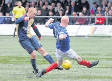  ??  ?? Title hopes Barry Russell, in action against Cowdenbeat­h last season, is out to retain the Lowland crown