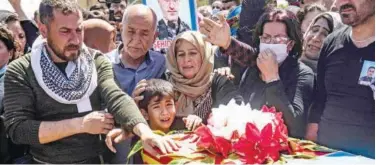  ?? Agence France-presse ?? ↑
Relatives mourn over the body of a Kurdish fighter during his funeral in Qamishli on Thursday.