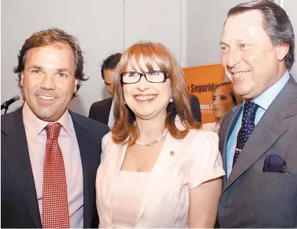  ?? LA POLITICA ONLINE ?? Funcionari­a. Viviana Arcidiácon­o, en 2011, al asumir, junto a Alberto Pérez y Ricardo Casal.