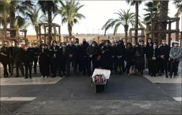  ?? (Photo L. B.) ?? Les manifestan­ts ont déposé leur cercueil devant le palais préfectora­l du Vieux-Nice.