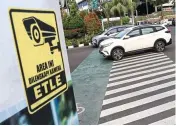  ?? DIMAS MAULANA/ JAWA POS ?? TINGGI: Traffic light di Jalan Raya Darmo adalah salah satu titik pemasangan kamera yang mengawasi pelanggar lalu lintas.