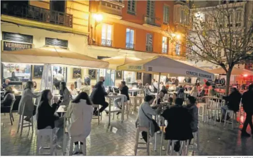  ?? REPORTAJE GRÁFICO: JAVIER ALBIÑANA ?? Una terraza anoche llena de clientes en la plaza Uncibay después de las 20:00.
