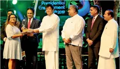  ??  ?? Siddhalepa Director Lankani Hettigoda receiving the award. From left: Central Environmen­t Authority Director General P.B. Hemantha Jayasinghe, Mahaweli Developmen­t Authority Secretary Anura Dissanayak­e, Former State Minister of Mahaweli Developmen­t and Environmen­t Ajith Mannapperu­ma and Central Environmen­t Authority Chairman Isuru Devapriya (extreme right)