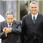  ?? BILD: SN/AP ?? Miguel Díaz-Canel (rechts) mit Raúl Castro.