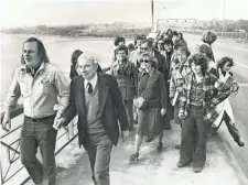  ?? DON DUTTON, TORONTO STAR, VIA GETTY IMAGES ?? In 1977, draft resister Beyer, left, with his adoptive father Bob, crosses the Peace Bridge back into Buffalo from Canada.