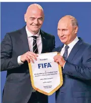  ?? FOTO: AP ?? Posieren gern und häufig gemeinsam vor den Kameras: Fifa-Präsident Gianni Infantino (links) und Russlands Präsident Wladimir Putin.