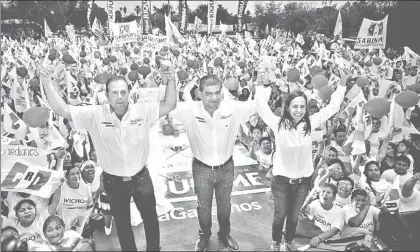  ?? Foto Leopoldo Ramos /Archivo ?? Miguel Ángel Riquelme (izquierda) durante un acto de campaña en Sabinas