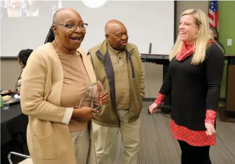  ?? (Special to The Commercial/Arkansas Department of
Human Services) ?? Marilyn Suber (left) reacts as she and her husband, Hiller, are named the 2021 Foster Parents of the Year. Mischa Martin, director of the Arkansas Department of Human Services’ Division of Children and Family Services, said the Subers were recognized for their unwavering support of teens in foster care.