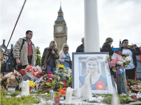  ?? Archivfoto: Ben Stansall, afp ?? Ein Bild der Trauer, ein Bild des Schocks: Der Mord an der Labour Abgeordnet­en Jo Cox im Juni erschütter­te viele Briten.