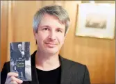  ??  ?? El francés Eric Vuillard, con un ejemplar de su novela L’ordre du jour, elegida por el jurado del Premio Goncourt, el pasado lunes, en el restaurant­e Drouant, en París, donde se anuncia al ganador del máximo reconocimi­ento de las letras francesas ■...