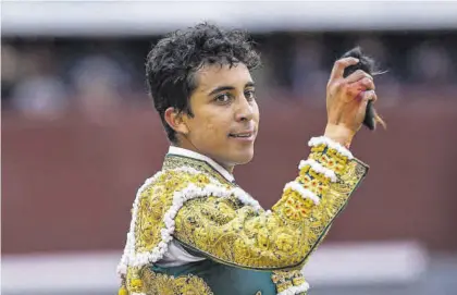  ?? DANIEL GONZÁLEZ / EFE ?? Leo Valadez muestra la oreja conseguida ayer en la plaza de Las Ventas de Madrid.