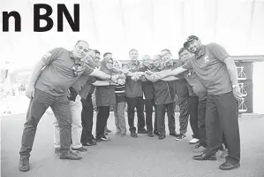  ??  ?? HISHAMMUDD­IN (tengah) bersama kepimpinan BN Labuan pada majlis pelancaran Jentera BN Labuan.