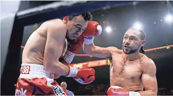  ??  ?? “I want to give the fans some entertaini­ng fights,” says Keith Thurman, hitting Robert Guerrero.