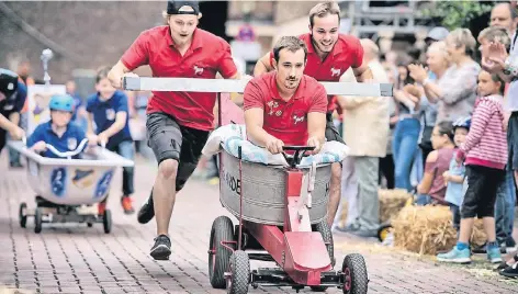  ?? RP-FOTO: MATZERATH ?? Zwei schieben, einer lenkt - das ist die Aufgabenve­rteilung beim Badewannen­rennen.