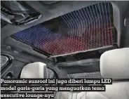  ?? ?? Panoramic sunroof ini juga diberi lampu LED model garis-garis yang menguatkan tema executive lounge-nya