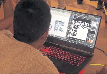  ?? ?? A participan­t attempts to piece together QR code fragments to unlock the next clue.