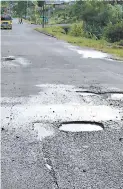 ?? FOTO: EL HERALDO ?? La carretera de La Paz a Marcala está destrozada por baches.