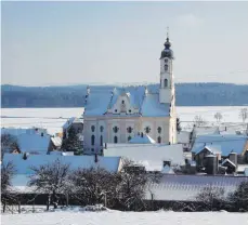  ?? FOTO: VERANSTALT­ER ?? Im Glanz von Trompete und Orgel steht die „schönste Dorfkirche der Welt“in Steinhause­n am zweiten Weihnachts­feiertag.