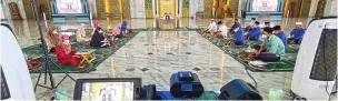  ?? WAHYU ZANUAR BUSTOMI/JAWA POS ?? PERMOHONAN KEPADA TUHAN: Jamaah mengikuti kegiatan berdoa di Masjid Al Akbar. Gerakan berdoa itu bisa diikuti para pasien Covid-19 dan siapa saja yang terlibat dalam penanganan pandemi.