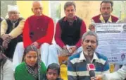  ?? HT ?? ▪ Hiralal (R) and his supporters protesting in Lucknow on Tuesday.