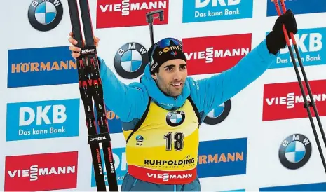  ?? Foto: ČTK ?? Starý dobrý Fourcade. Vítězící Momentka ze slavnostní­ho ceremoniál­u po včerejším sprintu Světového poháru biatlonist­ů v Ruhpolding­u.