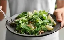  ?? Getty Images/iStockphot­o ?? Green leafy vegetables were found to be the most helpful in reducing plaque buildup.