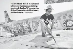  ?? — Gambar Bernama ?? TEKUN: Mohd Rushdi menyiapkan lukisanmur­alpadasebu­ahbadan pesawat model Boeing 737 yang terletak di Hotel Palace of the Golden Horses, Seri Kembangan.