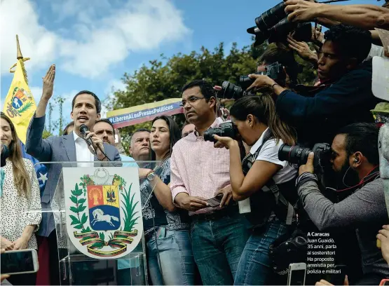  ??  ?? A Caracas Juan Guaidò, 35 anni, parla ai sostenitor­i Ha proposto amnistia per polizia e militari